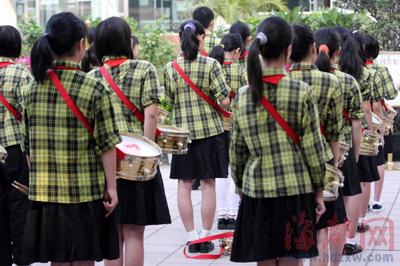 入秋了 小学生依然穿短裙