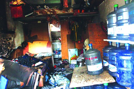 床边就有大桶水 距离门口两三步 水站起火男子