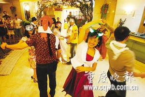 成都美女帅哥包火车到重庆来相亲_新闻中心_