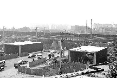 泰城主干道长期堵车成瓶颈 灵山大街铁路桥改