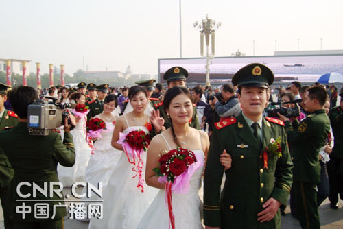 担负国庆安保的武警某部举办集体婚礼情动京城