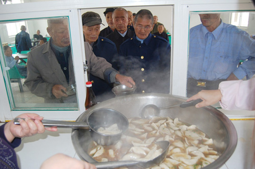 孝昌县光荣院47名优抚老人生日宴会庆重阳(图