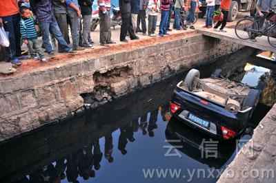 轿车崴脚扎入臭水沟 车主扔下车子不见踪影_新闻中心_新浪网