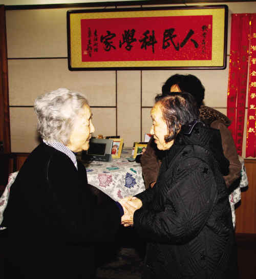 各界冒雪吊唁钱学森 葬礼初定七日举行