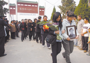 小岗村村民送别村党支部书记沈浩