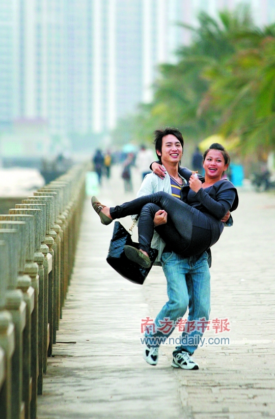 横抱11月7日 情侣路男子抱着女友漫步情侣路.(绒绒 稿费:60元)