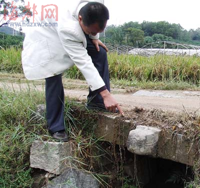 古墓石板被当成路板