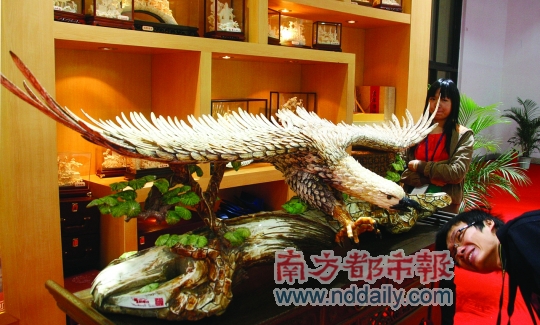 大鹏展翅骨雕亮相广博会