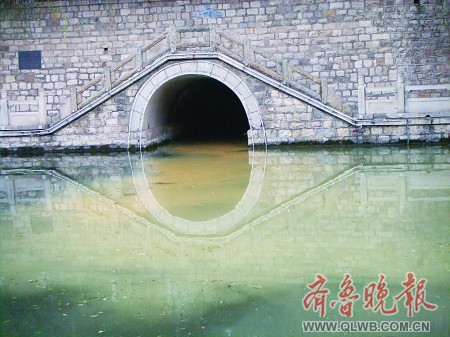 污水涌入环城河 南门桥附近河水变色