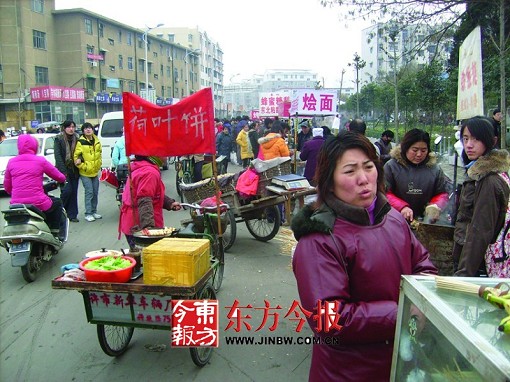 开车卖水果摆摊图摆摊卖桃木工艺品开车卖水果