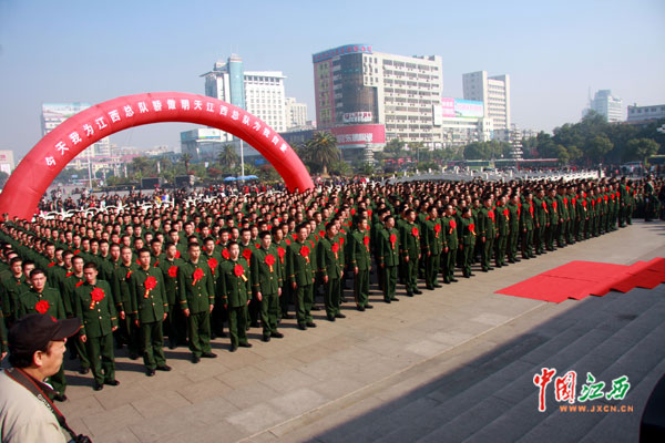 24日上午,武警江西省总队组织驻昌部队1200名退役士兵在军旗升起的