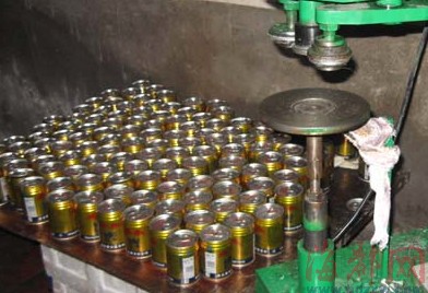 晋江:假红牛今年查了三个窝 民宅里一周灌6千