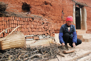 东川农家女 11年无怨无悔照料瘫痪丈夫只要丈