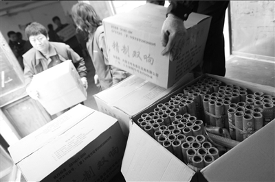 警方现场查获大量二踢脚.本报记者董世彪摄