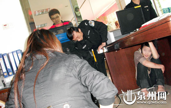 泉州:美女报警称被追杀 钻派出所桌下不肯出来