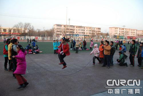 锻炼,学校坚持每年冬季组织学生进行跳绳比赛