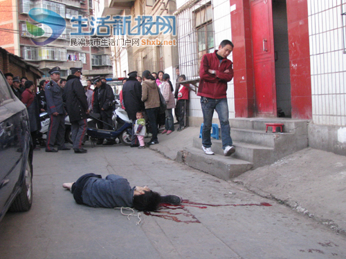 腰上系绳取钥匙 一男子三楼坠亡