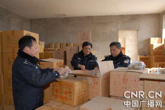 天津警方端掉两非法储存烟花爆竹窝点