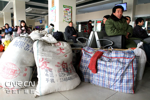 组图:银川农民工提早踏上归乡之路