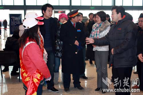 共青团中央领导到武汉火车站慰问大学生志愿者