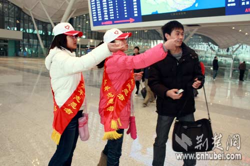 共青团中央领导到武汉火车站慰问大学生志愿者