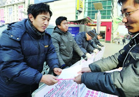 追踪报道爱心人士捐款救助她,她拿钱给乞讨救