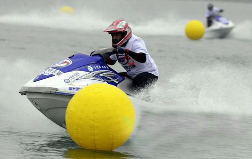 柳州举行首届水上摩托艇争霸赛(组图)