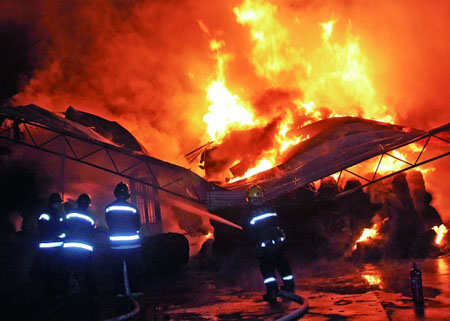浙江一家纺织厂着火45吨涤纶被烧(图)