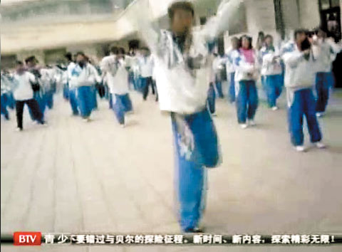云南思茅一中学生做操夸张 被封2010年新科操