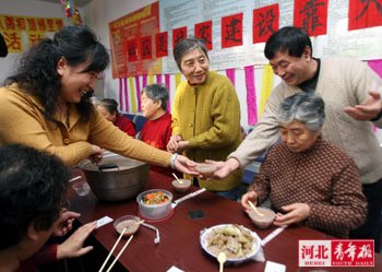 腊八前夕 居民喝粥叙邻里情