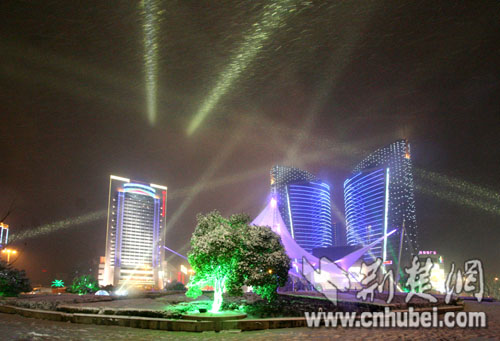 琼楼玉宇武汉光谷广场雪夜美景组图