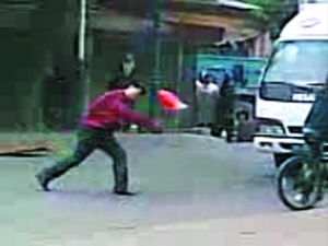 一名30多岁的男子与女友发生争吵而暴打女友