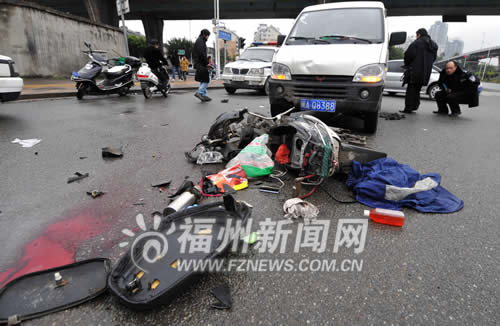 福州江滨大道面包车电动车相撞 男子飞出5米头