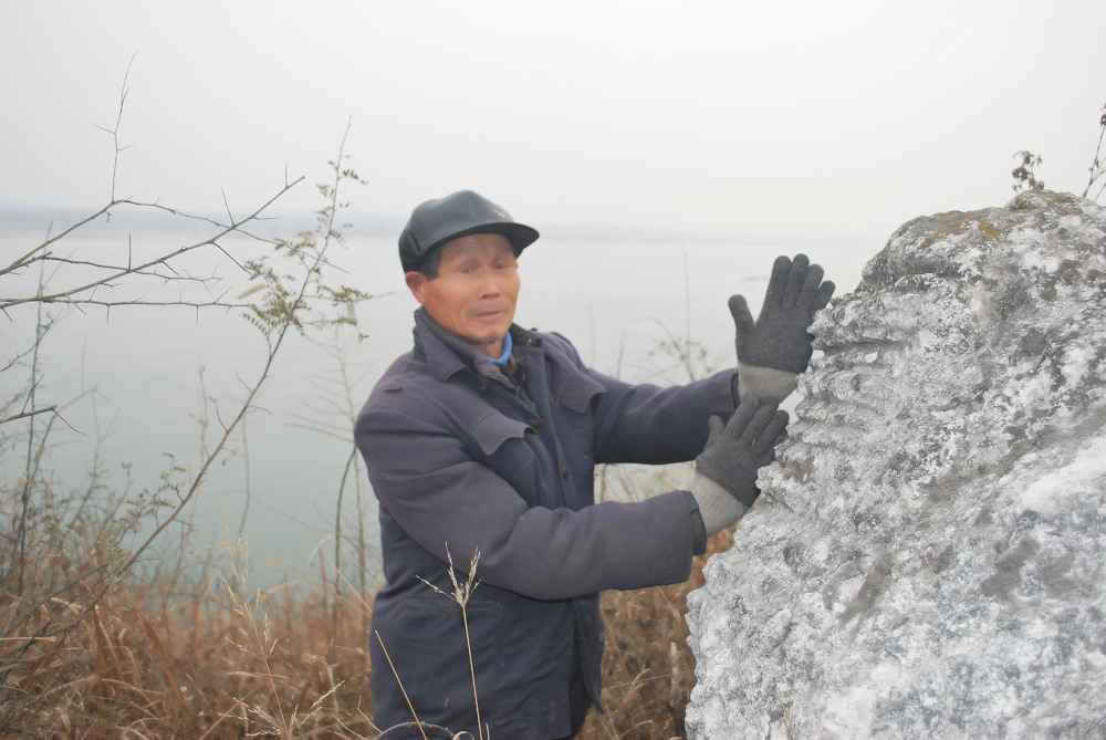 襄樊市襄城区卧龙镇白马洞上游发现过去船夫拉