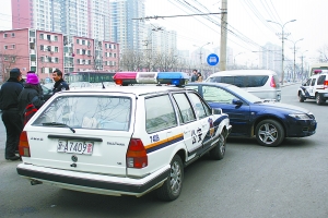 为给妻子买饭 丈夫怒拦警车被拘
