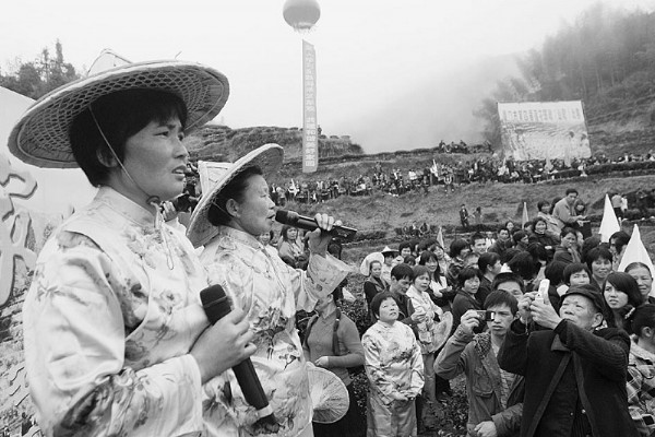 田间山头 男女对山歌