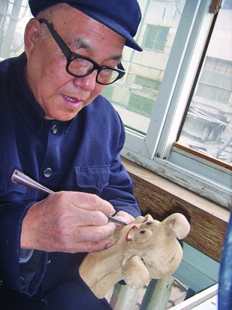 一老人雕成桃木海宝 10年间已雕刻6000多个