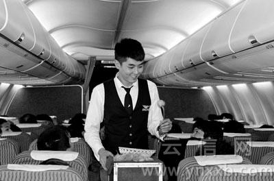 昆明航空公司评出最受欢迎男乘务员