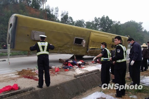 广东惠州事故大客车司机:为避让摩托车撞到护
