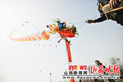 二月二,龙形风筝大比拼(图)