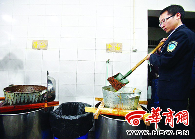 “烂火锅”惊现地沟油(图)