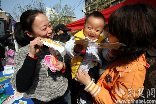 江汉区生殖健康进社区 生肖宣传卡受热捧