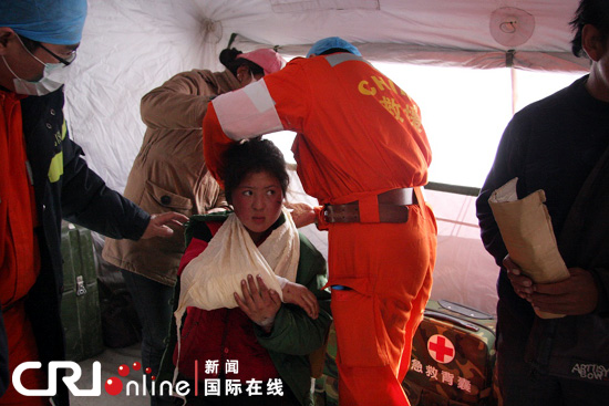 玉树震区女孩险被截肢受到胡锦涛慰问(图)