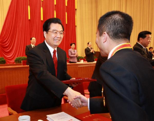 胡锦涛:让广大民众实现体面劳动(组图)