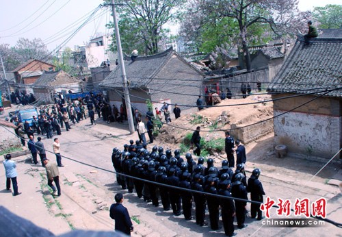 河南郏县为强拆小街动用多个警种上千民众围观