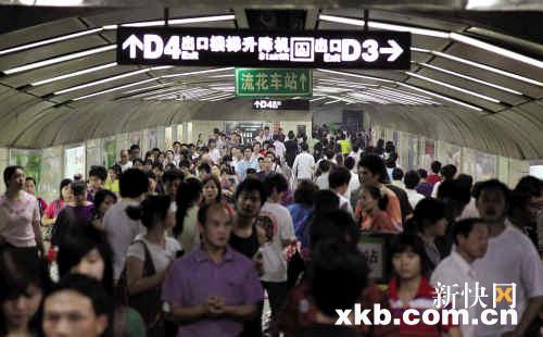 广州火车站客流过多 两地铁取消停靠