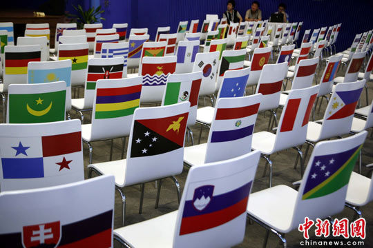 图:世博会联合国馆展示192个成员国的椅子