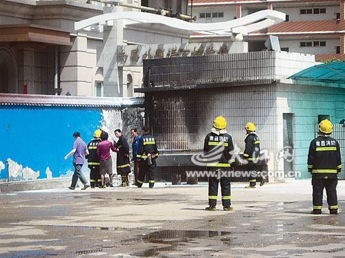 南昌1家加油站传出爆炸声厕所外墙被熏黑