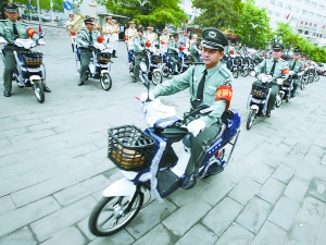 保安骑电瓶车校园周边巡逻