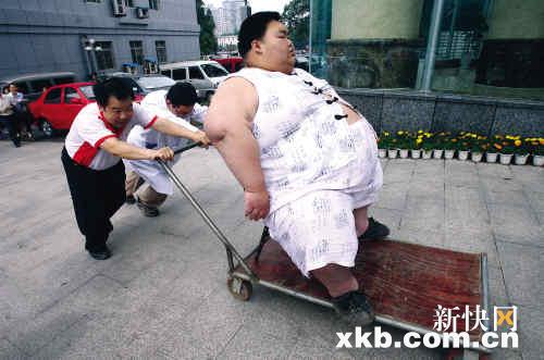 中国第一胖生病住院 用药量是常人五倍